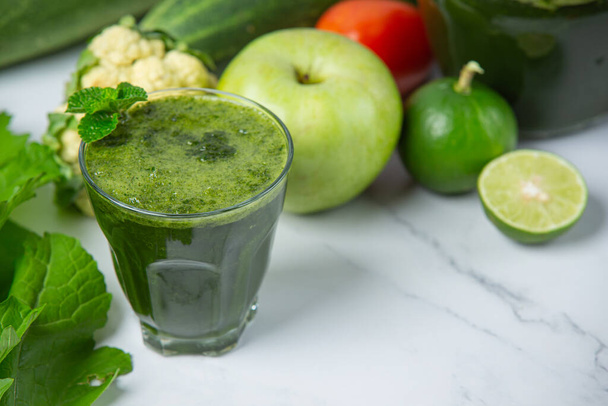 Zdravý nápoj, zeleninový koktejl - Fotografie, Obrázek