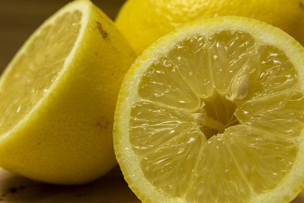 citrom egy asztalnál egy szakács - Fotó, kép