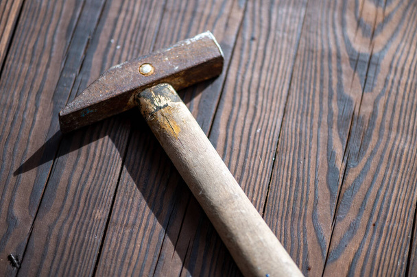 Antiguo martillo vintage sobre un fondo de madera, primer plano, enfoque selectivo - Foto, imagen
