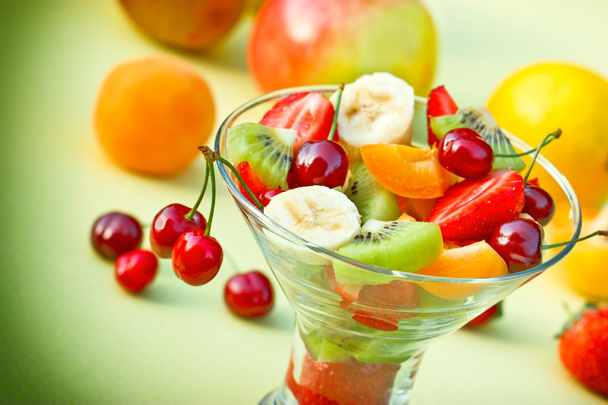 Tuoreista orgaanisista hedelmistä valmistettu hedelmäsalaatti
 - Valokuva, kuva