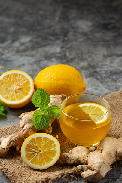 Miód Lemon Sok imbirowy Produkty spożywcze i napoje z ekstraktu imbirowego Koncepcja żywienia pokarmowego. - Zdjęcie, obraz