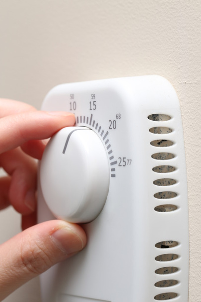 kobieta ręcznie ustawienie termostatu - Zdjęcie, obraz