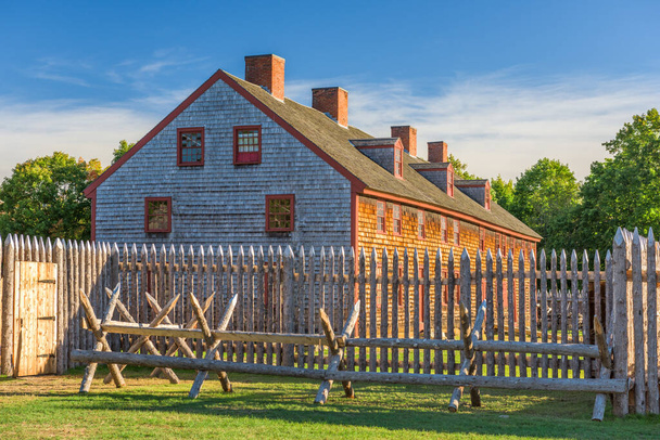 Augusta, Maine, ΗΠΑ στο ιστορικό Fort Western το πρωί. - Φωτογραφία, εικόνα