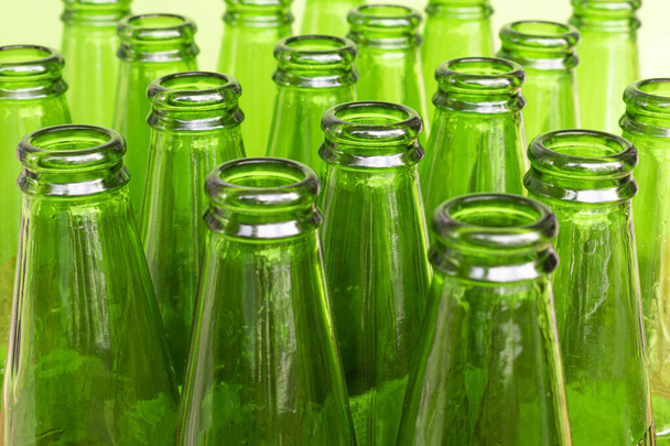 Фон з порожніми зеленими скляними пляшками
 - Фото, зображення