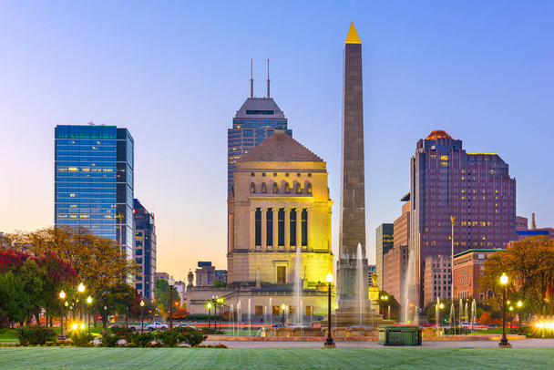 Indianapolis, Indiana, USA háborús emlékművek és városkép alkonyatkor. - Fotó, kép