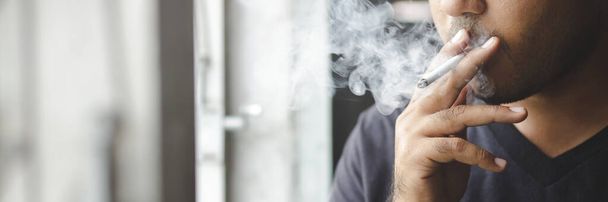Всемирный день курения, человек курит - Фото, изображение