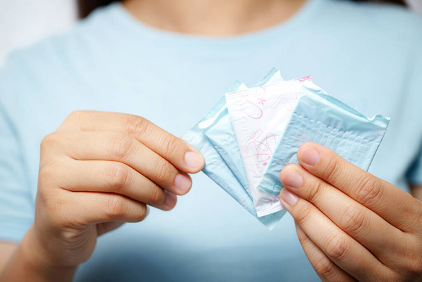 Жінки носять гігієнічні серветки Вона менструальна
 - Фото, зображення