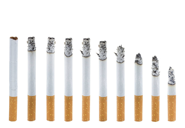 Sigaretten geïsoleerd op witte achtergrond met knippad - Foto, afbeelding