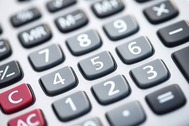 Крупним планом бізнесмен або бухгалтер рука тримає ручку, працюючи на калькуляторі
  - Фото, зображення