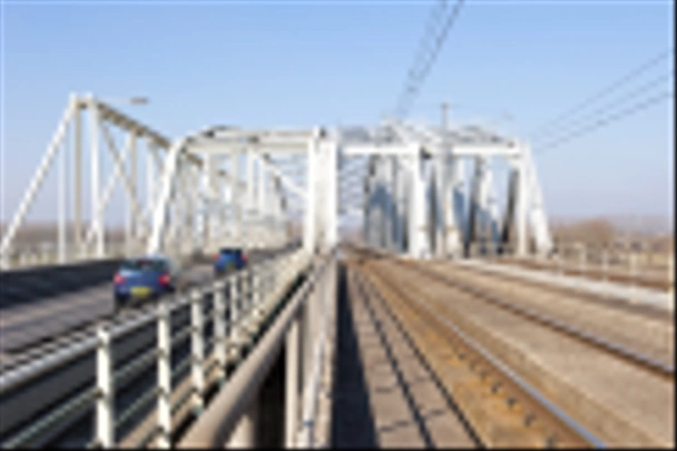 połączeniu kolejowym i samochód most nad rzeką - Zdjęcie, obraz