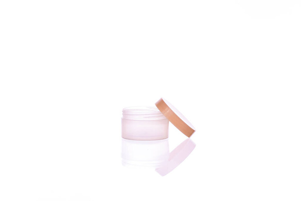 recipiente de crema cosmética transparente de embalaje en blanco aislado en blanco para el diseño del producto - Foto, Imagen