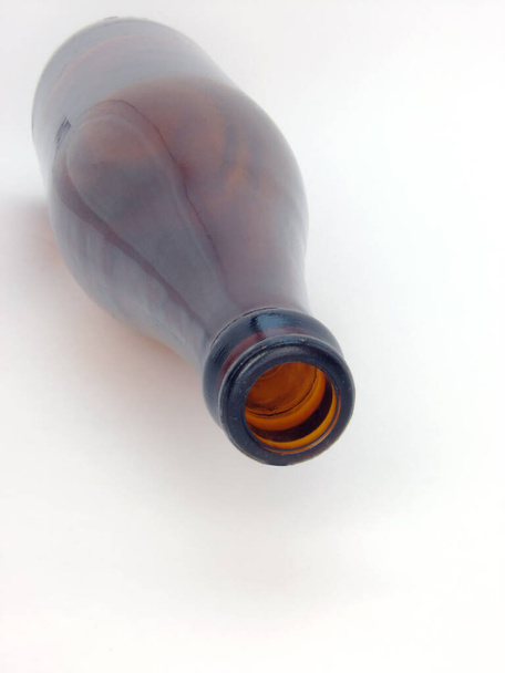 Uma imagem mostrando vazio garrafa marrom escuro no fundo branco isolado com caminho de recorte fino. - Foto, Imagem