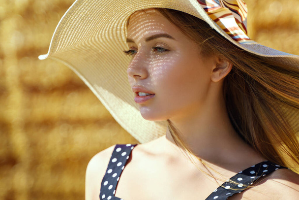 Πορτρέτο μιας νεαρής ελκυστικής γυναίκας με καπέλο - Φωτογραφία, εικόνα