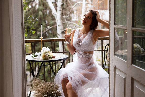 Braut am Morgen mit einem Glas Champagner - Foto, Bild