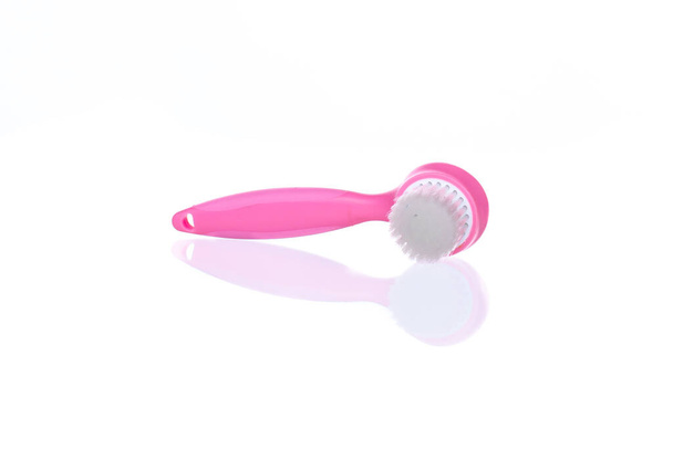 Cepillo limpiador facial rosa sobre fondo blanco. Masaje facial, herramientas para el cuidado de la piel - Foto, Imagen