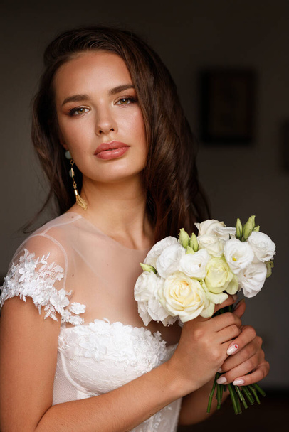 πορτρέτο της νύφης με φόρεμα και μπουκέτο λουλούδια - Φωτογραφία, εικόνα