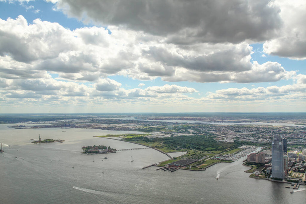 NOWY JORK, USA- CZERWCA 18.2018: Widok z lotu ptaka na rzekę i budynek w Nowym Jorku z jednego budynku światowego handlu. - Zdjęcie, obraz