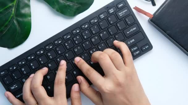  hoge hoek weergave van vrouwen hand typen op toetsenbord  - Video