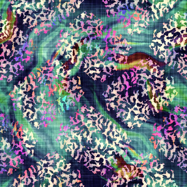 Unscharfe Regenbogen Glitch künstlerische Collage Textur Hintergrund. Unregelmäßig blutende Aquarelle färben nahtlose Muster ein. Ombre verzerrte Boho-Batik überall im Druck. Tröpfchenweise Tröpfcheneffekt. - Foto, Bild