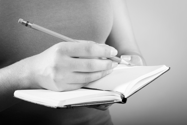 Femme écrivant dans le carnet noir et blanc
 - Photo, image