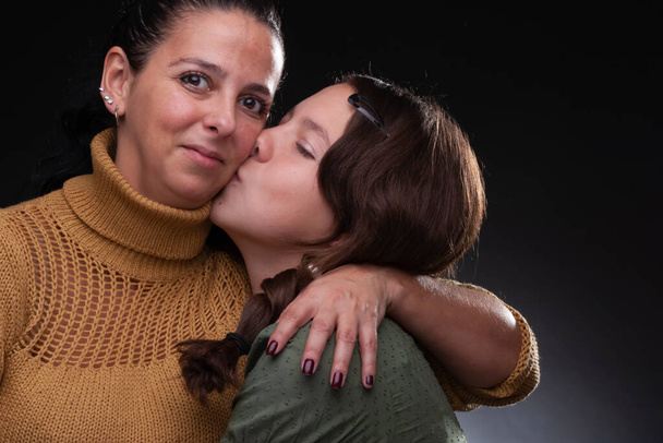 abrazos de madre e hija, luz de estudio, fondo neutro - Foto, Imagen