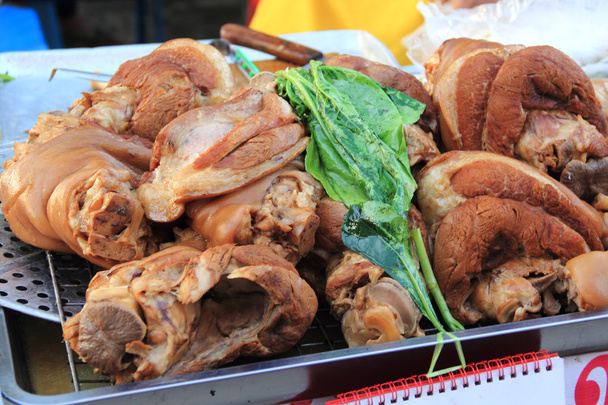 Pot de cuisse de porc style thaï cuit
  - Photo, image
