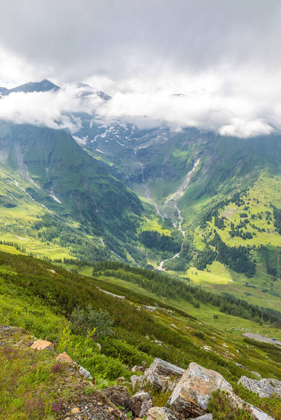 Grossglockner High Alpine Road, Hochalpenstrasse, panoramic scenic tourist route in Austrian Alps. - Foto, afbeelding