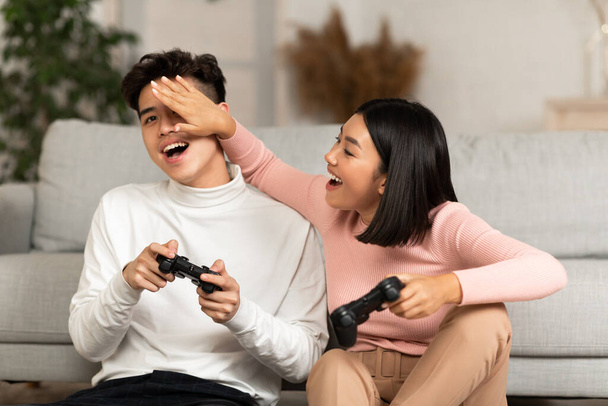 Feliz coreano novio y novia jugando video juegos en casa - Foto, Imagen