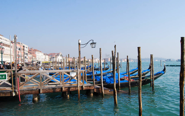 Góndolas en Venecia amarradas a un pontón. - Foto, Imagen