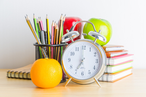 Opmerking boek, klok, potloden, appels - Foto, afbeelding