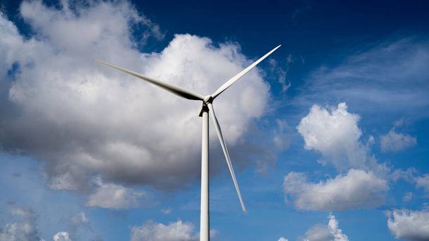 turbina eólica con hermoso cielo azul, guspini, sur de Cerdeña - Foto, imagen