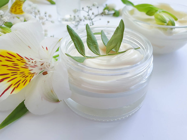 cosmetische crème, bloem op een witte achtergrond - Foto, afbeelding