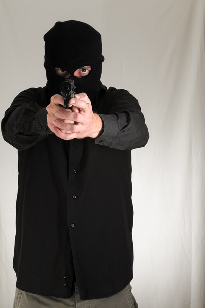 Un homme tenant un pistolet
 - Photo, image