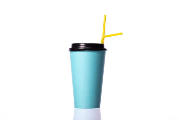 μπλε πάρτε μακριά φλιτζάνι καφέ μιας χρήσης χαρτί με πλαστικό καπάκι και δύο κίτρινο άχυρο - Φωτογραφία, εικόνα