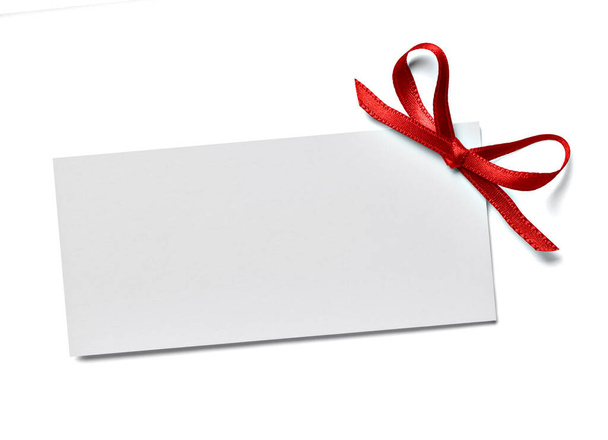 close up de um cartão de nota com laço de fita no fundo branco - Foto, Imagem