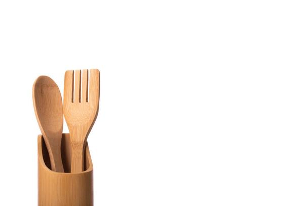 utensilios de cocina de bambú de madera aislados en el espacio de copia de fondo blanco - Foto, imagen