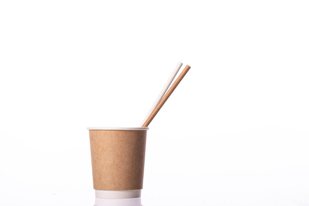 заберите одноразовый биоразлагаемый бумажный кофейный стакан с бумажной соломой - Фото, изображение