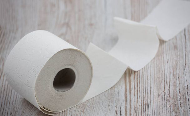 Un rollo de papel higiénico blanco grande para uso en baños o cocinas, utilizado para limpiar la suciedad en el fondo del baño. - Foto, imagen