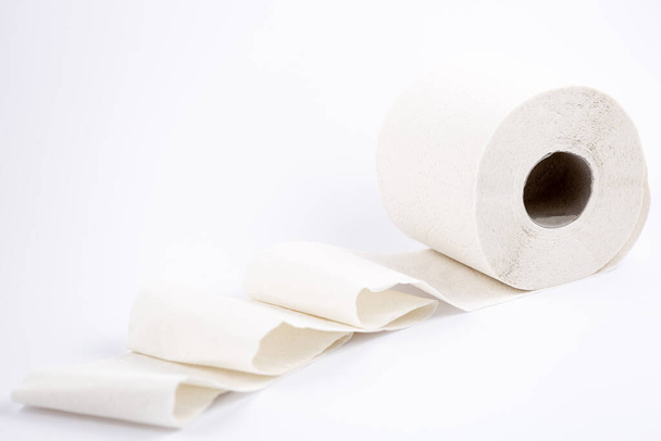 Un rollo de papel higiénico blanco grande para uso en baños o cocinas, utilizado para limpiar la suciedad en el baño sobre fondo blanco - Foto, imagen