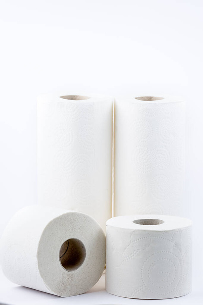Un rollo de papel higiénico blanco grande para uso en baños o cocinas, utilizado para limpiar la suciedad en el baño sobre fondo blanco - Foto, Imagen