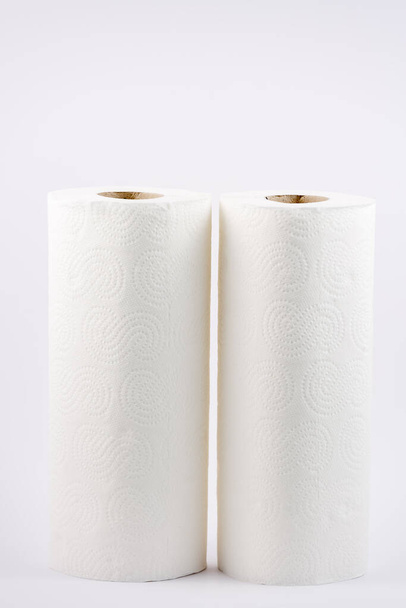 Um grande rolo de papel higiênico branco para uso em banheiros ou cozinhas, usado para limpar sujeira no banheiro em fundo branco - Foto, Imagem