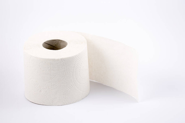 Nagy fehér WC-papír tekercs fürdőszobákban vagy konyhákban való használatra, a fürdőszoba fehér hátterű szennyeződéseinek tisztítására - Fotó, kép
