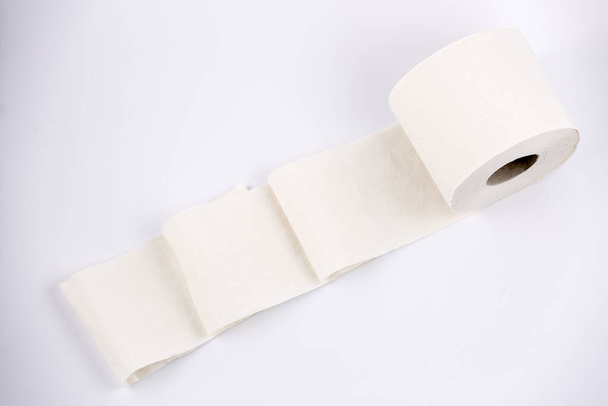 Un grand rouleau de papier toilette blanc pour une utilisation dans les salles de bains ou les cuisines, utilisé pour nettoyer la saleté dans la salle de bains sur fond blanc - Photo, image