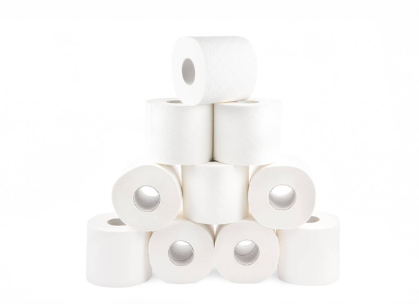 Рулон туалетного паперу, тканини для використання в туалеті, використовується для очищення бруду у ванній кімнаті ізольовані на білому тлі
. - Фото, зображення
