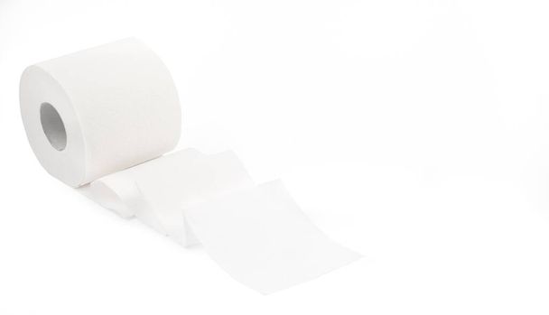 Vessapaperirulla, WC-huoneessa käytettävä pehmopaperi, jota käytetään valkoisen taustan omaavan kylpyhuoneen lian puhdistamiseen. - Valokuva, kuva
