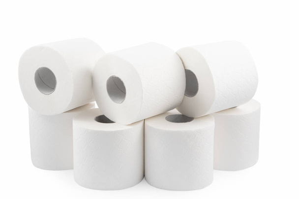 Role toaletního papíru, tkáň pro použití v toaletní místnosti, slouží k čištění nečistot v koupelně izolované na bílém pozadí. - Fotografie, Obrázek