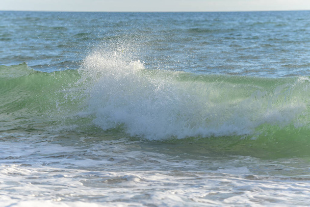 Belle vague de mer dans l'océan Atlantique à la côte française près des Sables d'olonne. - Photo, image