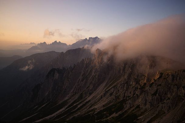 İtalyan dolomitlerindeki Üç Tepe doğal parkı. Yüksek kalite fotoğraf - Fotoğraf, Görsel
