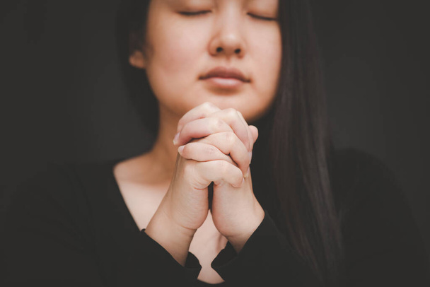 Frau, die zu GOTT betet und anbetet Mit den Händen im religiösen Glauben beten und christlich in der Kirche oder an allgemeinen Orten in Vintage-Farbton oder Kopierraum anbeten. - Foto, Bild