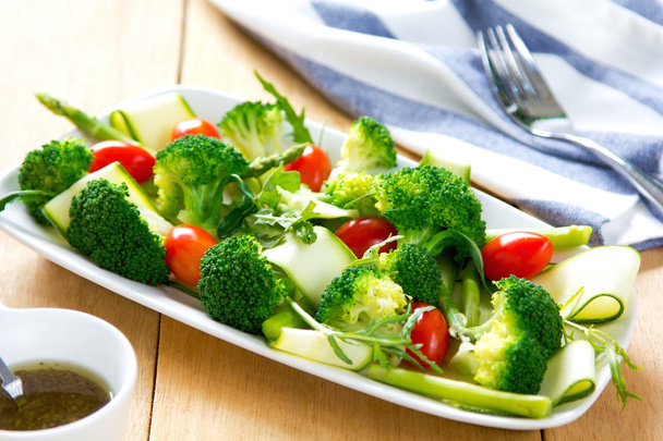 brokkoli, spárga, cukkini saláta - Fotó, kép